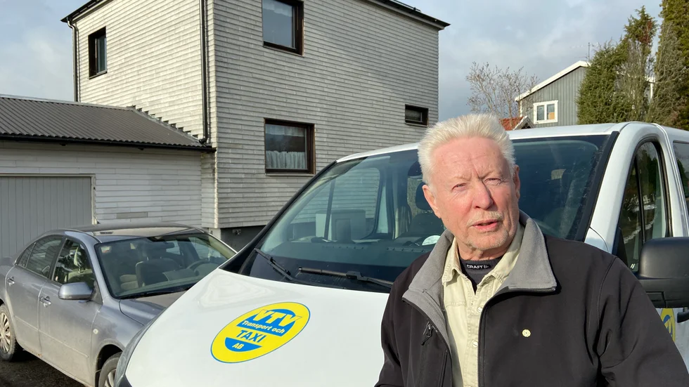 Björnlundabon Bertil Blom har en lång bakgrund i taxibranschen och kör numera Gnestas barn och ungdomar till och från kommunens skolor på dagarna.