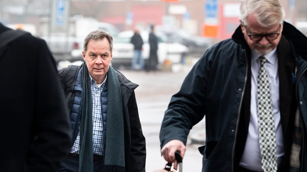 Karl Hedin anländer till Västmanlands tingsrätt i Västerås. I målet är två personer, en av dem företagsledaren Karl Hedin, åtalade för grovt jaktbrott, misstänkta för att ha jagat varg den 26 oktober 2018.