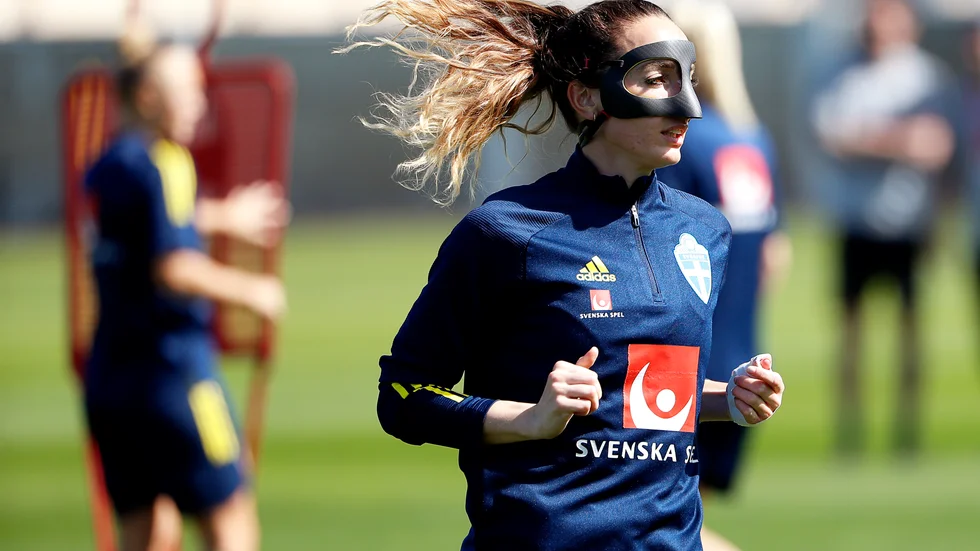 Kosovare Asllani i mask på landslagets träning.