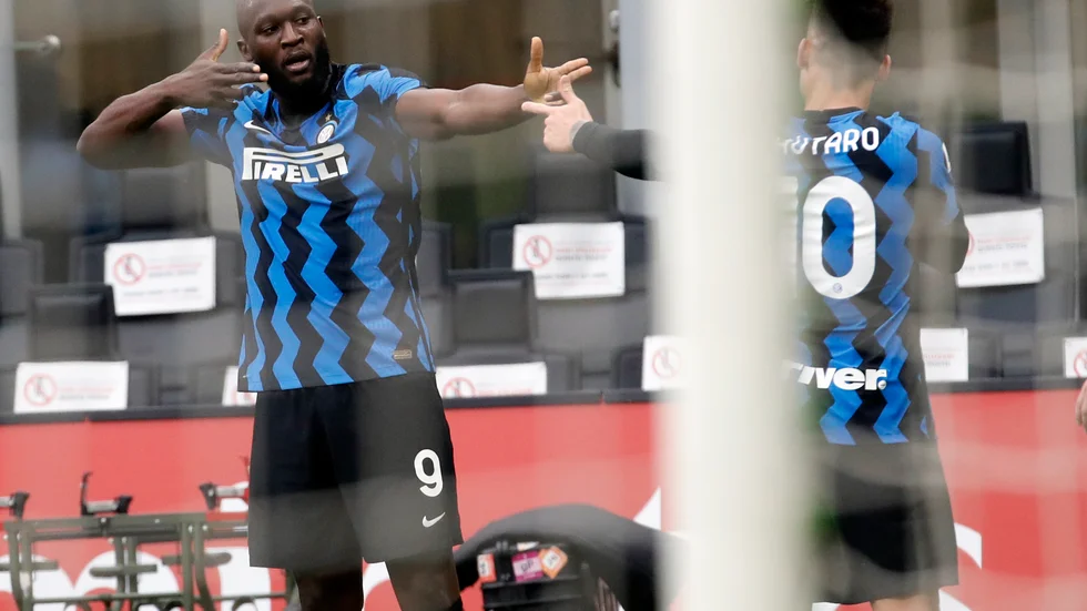 Romelu Lukaku firar Inters 3–0-seger tillsammans med Lautaro Martínez.