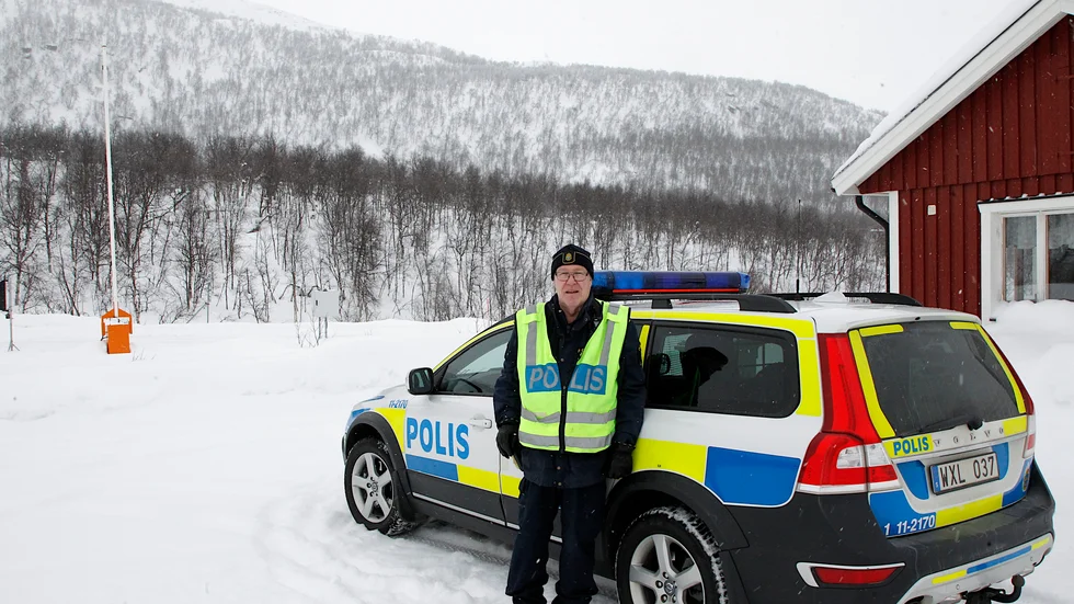 Anders Holmlund, Arjeplogspolisen, berättar att det funnits åkare som försökt dundra förbi. Därför är polisbilen alltid redo.