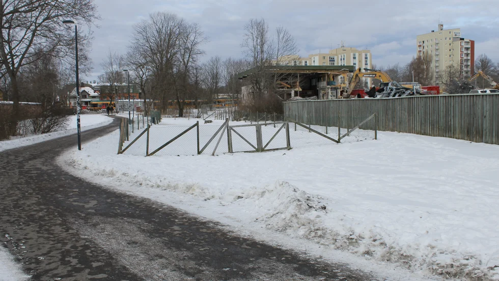 Här, intill området där Ebers yrkesskolelokaler rivs för att lämna plats åt en ny grundskola, planeras en ny park och ett förbättrat gång- och cykelstråk mellan Fotbollsgatan och Linköpingvägen.