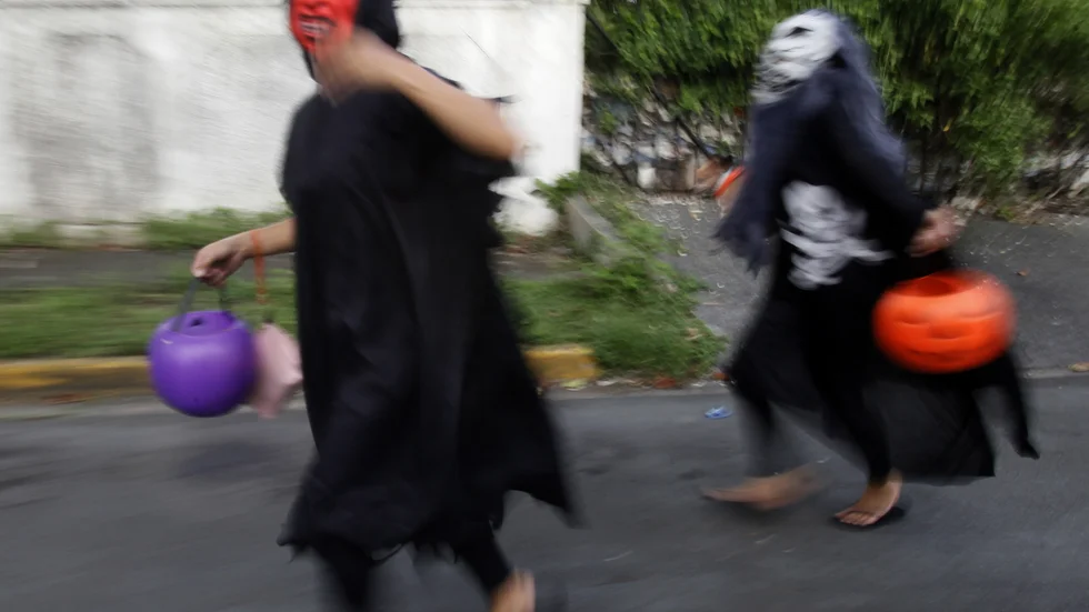 Barn på jakt efter godis under Halloween, här i Filippinerna. Åtminstone i Kanada kommer traditionen att hållas vid liv även i år. Arkivbild.