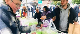 Glatt och blött i knallarnas favoritstad: "Säljer alltid rekordmycket kokosbollar"