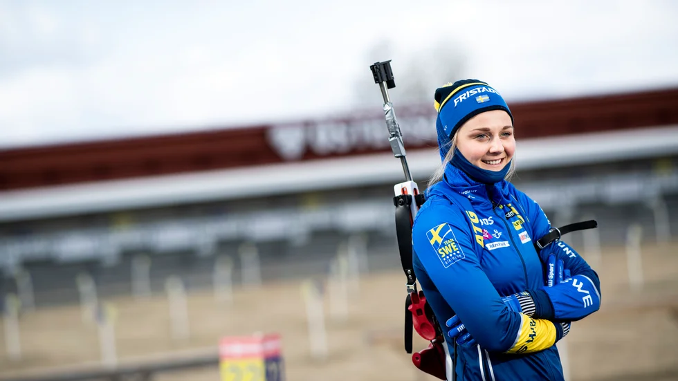 Stina Nilsson trivs i sin nya miljö som skidskytt, där laget tränar betydligt mer tillsammans än inom skidorna. "Det har varit en väldigt positiv erfarenhet. Man vet ju aldrig hur man ska tackla nya situationer, men den här nya situationen har funkat väldigt bra", säger hon.