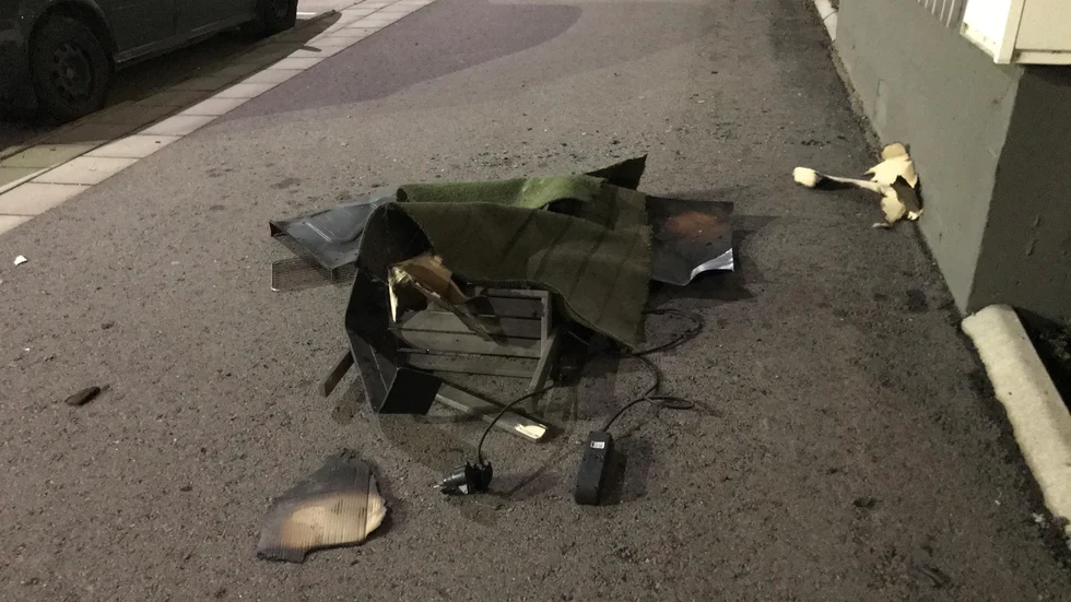 En elgrill antände en filtmatta på en balkong.