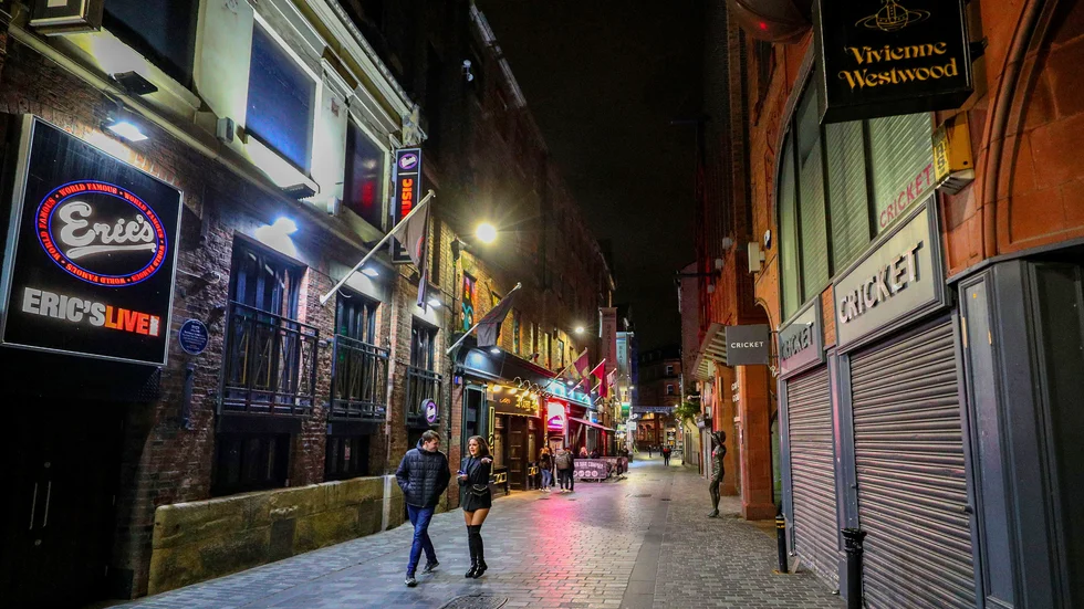 Sparsamt med nattsuddare på Matthew Street i Liverpool under helgen. Och så lär det förbli om premiärminister Boris Johnsons nya plan sjösätts.