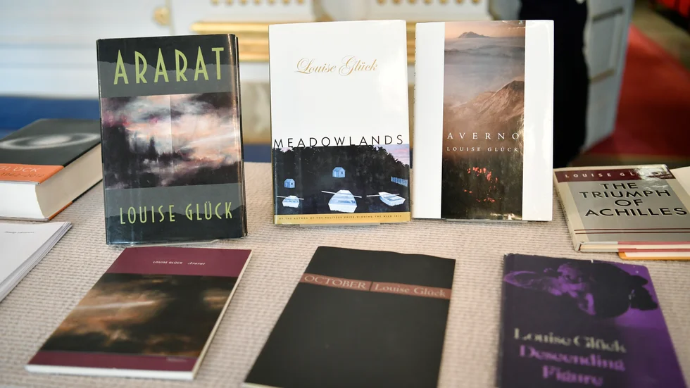 Den stående boken till vänster, "Ararat", fanns strax efter 13 tillgänglig för lån på Västerviks stadsbibliotek. Den här bilden är dock tagen i Stockholm, på Börshuset.