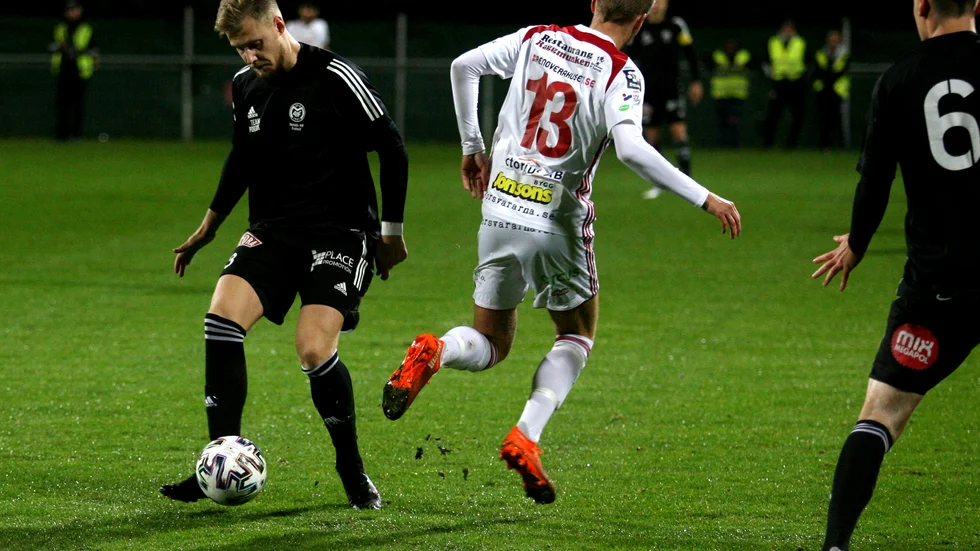 Motala AIF:s mittback Albin Ödberg tar hand om bollen framför Assyriska Turabdins spelare Anton Thorsson. Ödberg gjorde en del bra saker, men utbytt i mitten av andra halvlek.
