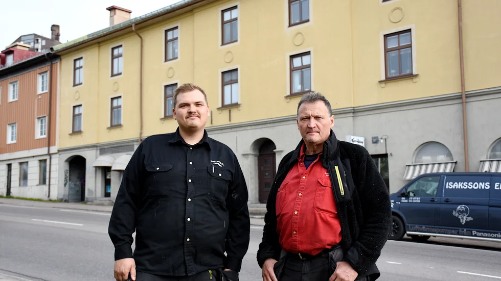 Fredrik Isaksson och Erik Isaksson ägde 14 lägenheter på Hjalmar Lundbohmsvägen i det gula huset bakom dem i bild. Istället för pengar valde de nya lägenheter på Luossavaara i ersättning från LKAB. 