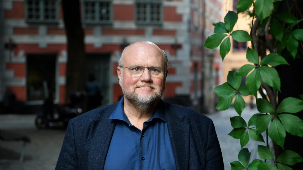 "När jag var ung författare försökte jag skriva absolut samtidsskildring, men ganska snart hamnade jag i 'varför står den här här, hur kunde det bli så här?'", säger Ola Larsmo apropå sina historiska romaner.