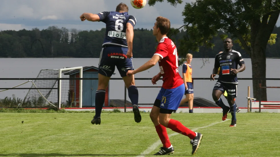 Nässjös Benjamin Sacic nickar undan framför Borens spelare Daniel Hermelin. Boren saknade desperationen både framåt och bakåt och förlorade i trean hemma mot ett Nässjö som gjorde ett flertal klassmål.