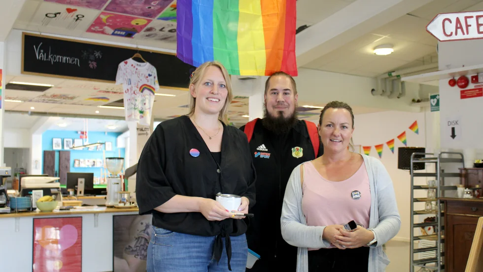 Personalen finns på plats för att diskutera och svara på frågor om HBTQ - vilket de gör året om, inte bara under pride-veckan. Från vänster; Moa Eskilsson, Daniel Johansson och Camilla Karlsson. 