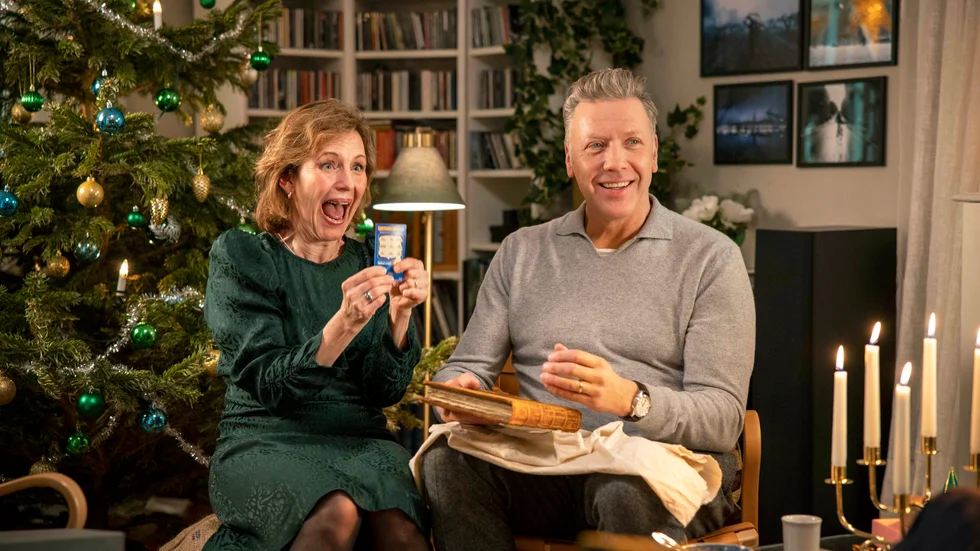 Helen Sjöholm och Mikael Persbrandt spelar två av rollerna i Peter Dalles "Tills solen går upp" som får premiär på juldagen. Filmen beskrivs som ett romantiskt kärleksdrama för vuxna, som delvis utspelas i drömmarnas värld. Pressbild.