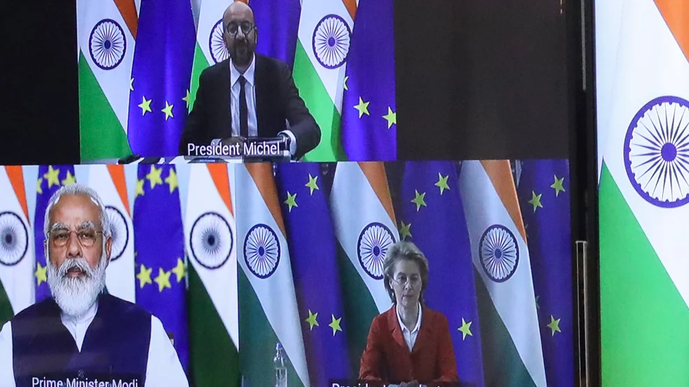 EU:s permanente rådsordförande Charles Michel (överst) och kommissionsordförande Ursula von der Leyen (till höger) håller webbtoppmöte med Indiens premiärminister Narendra Modi.
