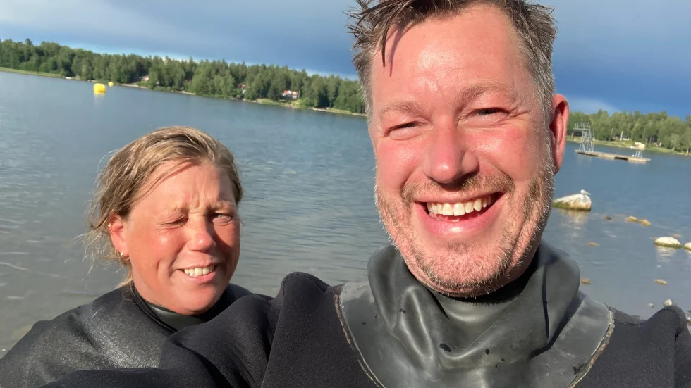Sofia Rydberg och Mikael Rimskog dök i Björklingebadet under onsdagen.