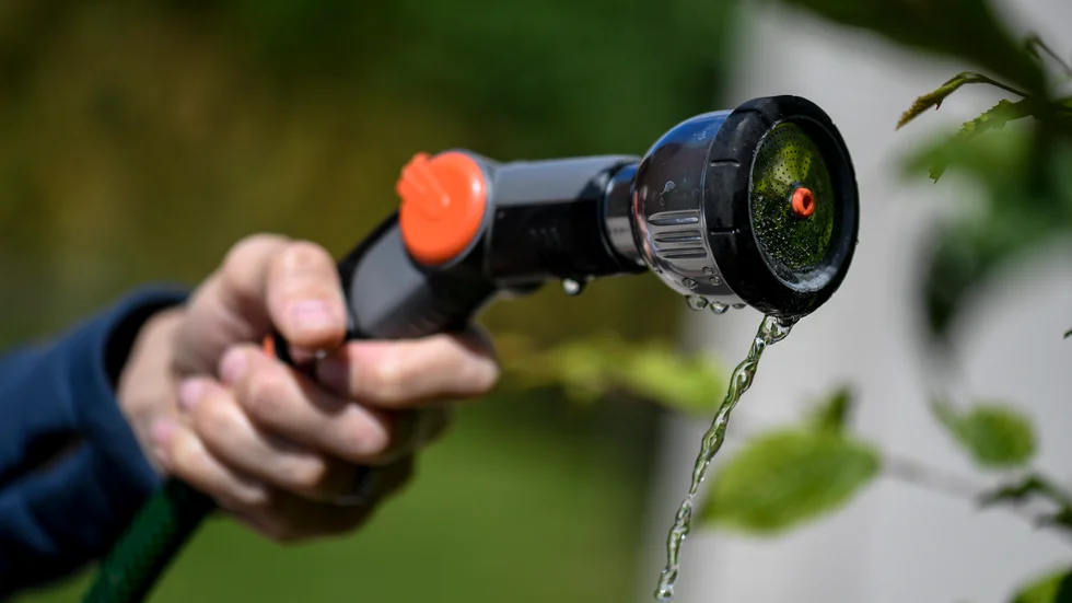 Bevattningsförbudet är inte till för att förstöra din trädgård eller försvåra din biltvätt, utan för att säkerställa att vi även i framtiden har tillgång till dricksvatten, förklarar skribenten.