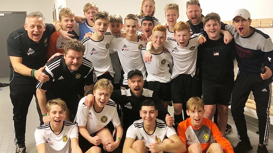 VFF:s P16-lag, här efter en match i futsal-SM 2019, är klara för semifinal i DM efter att ha slagit ut Markaryd.