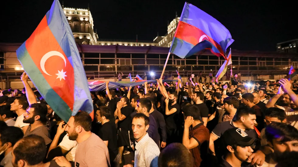 Trots covidrestriktioner anslöt många till demonstrationerna i Baku på tisdagskvällen.