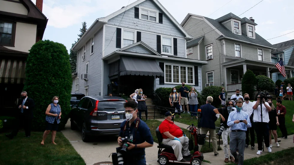 Folk samlas utanför demokraten Joe Bidens barndomshem i Scranton i Pennsylvania, där han tittade in på sin kampanjresa inför presidentvalet i höst.