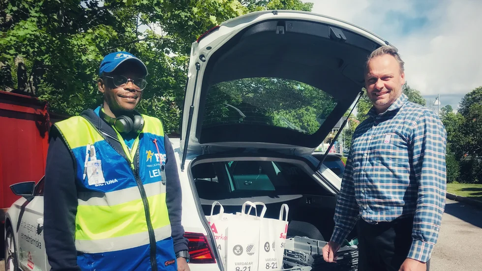 FRG Sigtunas Anthony Ruoro och Icahandlaren Jan Ceder i Sigtuna förbereder paket.