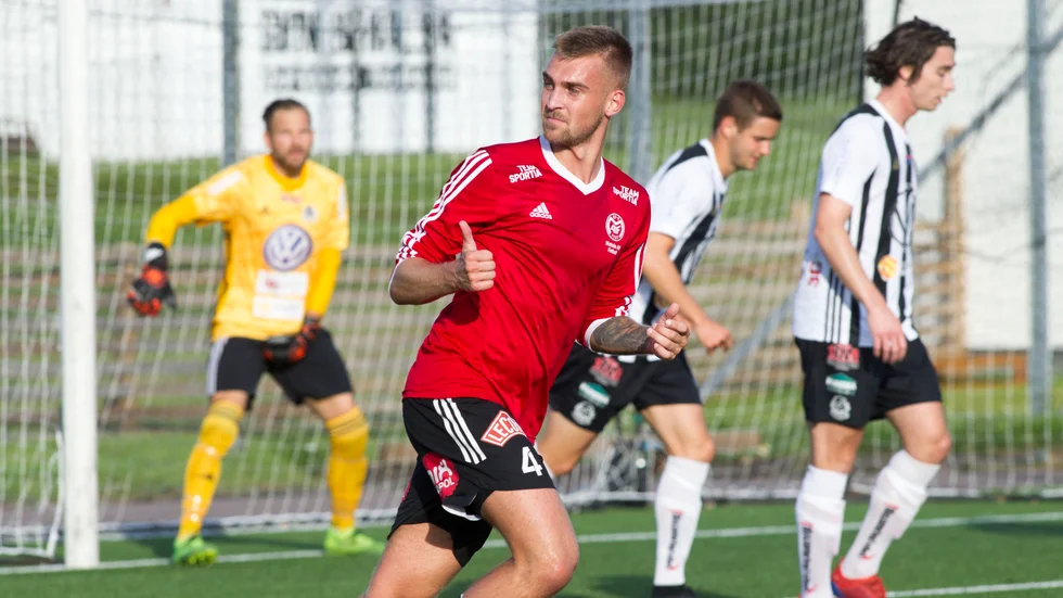 Jesper Merbom Adolfsson avslutade säsongen starkt. Det gav poängen som tog honom ifatt Oliver Bergman i MVT:s Betygsliga. De båda delar nu segern. 