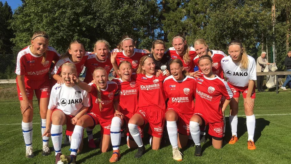 Films damer jublar efter tredje raka seriesegern och laget är nu tillbaka i division II.