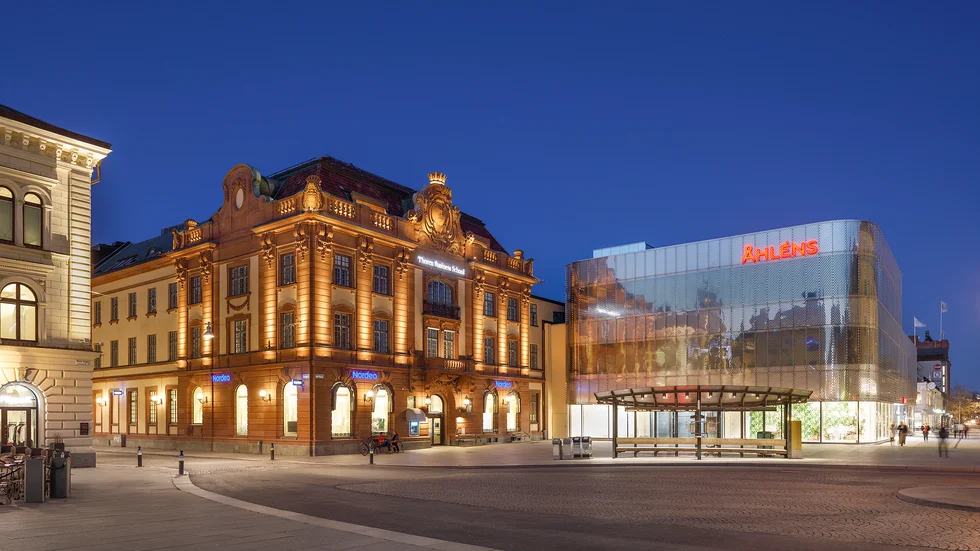 Uplands Enskilda bank på Stora torget har fått en ny belysning som nästan räckte till seger i Svenska ljuspriset. 