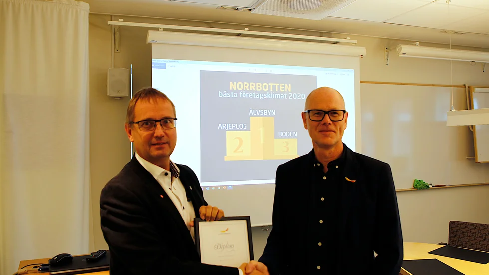 Kommunalråd Tomas Egmark tog emot diplom från Svenskt näringslivs Hans Andersson på onsdagsmorgonen.
