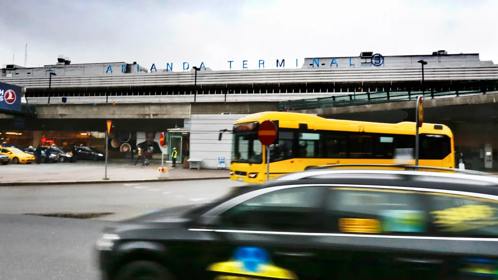 Högre kapacitet och lägre biljettpriser på tåg och annan kollektivtrafik till Arlanda behövs om Bromma flygplats läggs ner, enligt den analys som Swedavia lämnat till regeringen.
