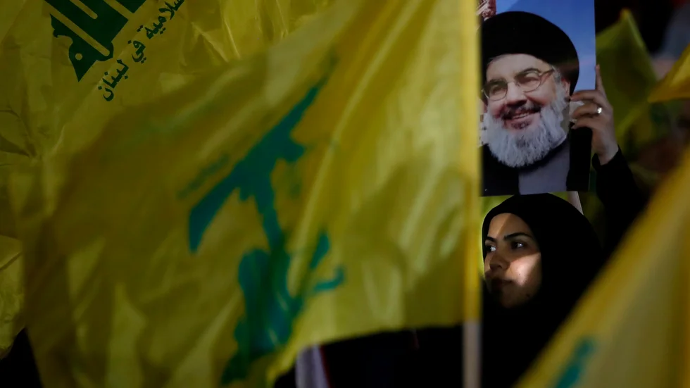 En anhängare till Hizbollah med ett plakat av rörelsens ledare Hassan Nasrallah. Arkivbild.