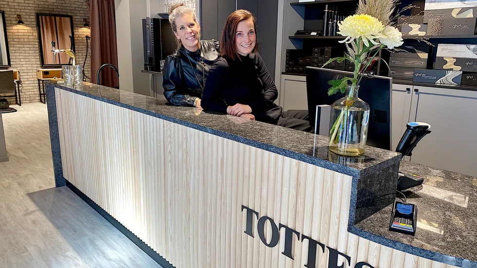 Therese Bäck och Linda Wahlsten med företaget Tottes Hår är en av kandidaterna för titel som Årets företagare i Enköping.