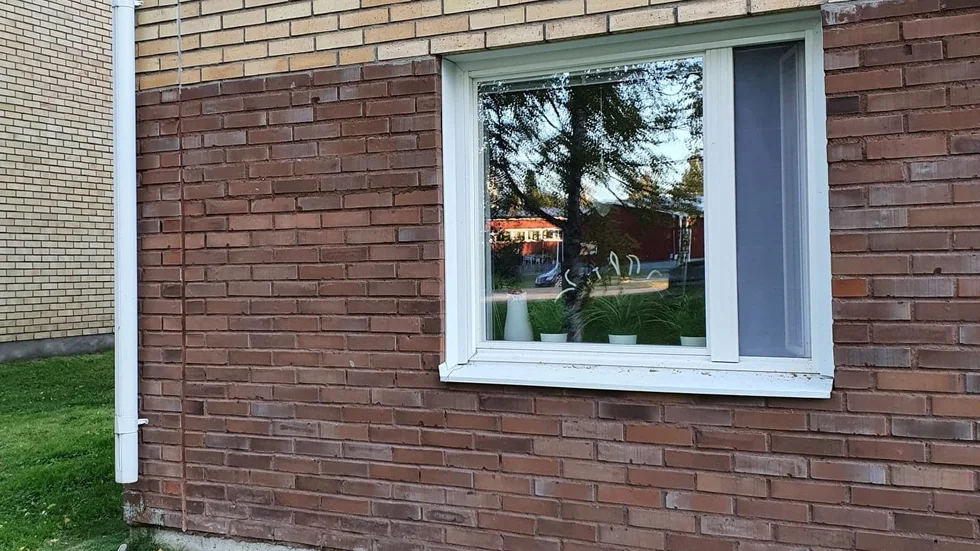 Genom det här 27 centimeter breda vädringsfönstret tog sig tjuvarna in i lägenheten på Hörnvägen. "Vi trodde att vi var säkra, men inte det", säger lägenhetsinnehavaren.