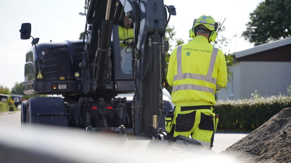 Sörmland vatten har grävt upp marken vid två ställen längs Valhallavägen för att komma åt vattenledningarna.