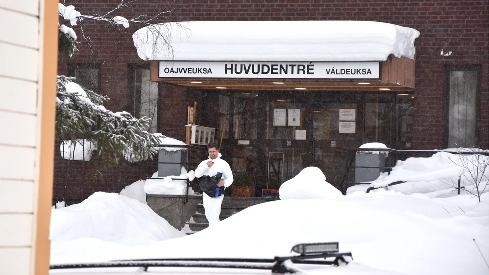 Jokkmokks kommunhus har tvingats stänga efter ett misstänkt brev med pulver upptäckts under onsdagen. Polisen Björn Westerberg ryckte ut för att säkra av postrummet.