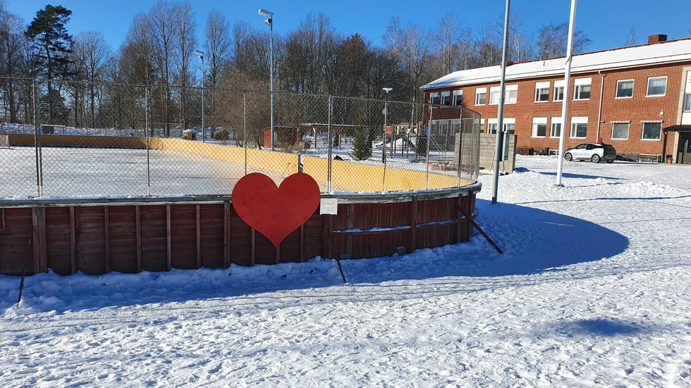 Innan söndagsmorgonens soluppgång satte rebellkonstnärerna upp sin hjärtliga hälsning till barnen på Julita skola.