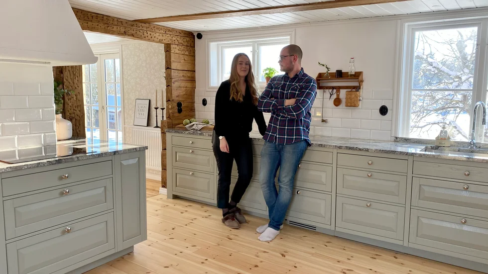 Viktoria och Anton är överens om att köket är det bästa rummet i hemmet. Bänkskivan i köket har Anton valt, eftersom han med tanke på sitt jobb som stensättare har en förkärlek för just sten. 