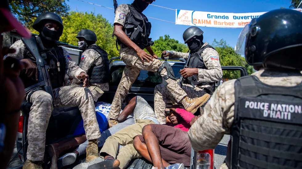 Poliser med gripna demonstranter vid protester i Port-au-Prince i söndags. Demonstranterna vill se president Jovenel Moïses avgå.