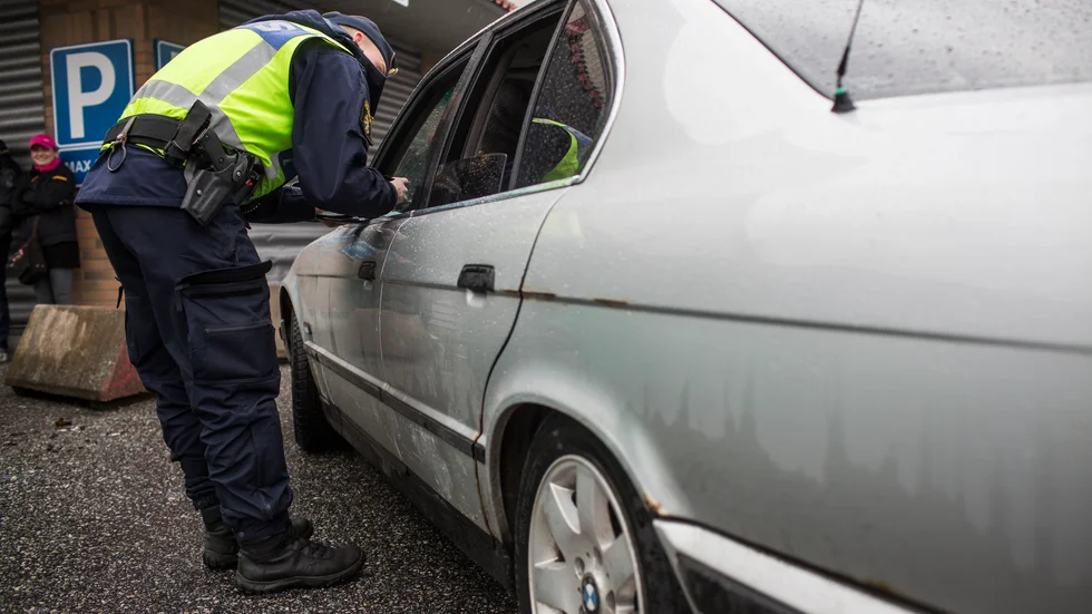 Mannen fick tre bilar tagna i beslag efter poliskontroller. 