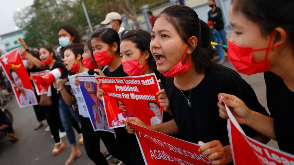 Demonstranter protesterar i Myanmars nästa största stad Mandalay på måndagen.