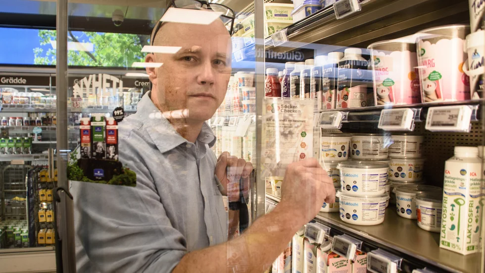 Tomas Stoltz, Sörbyhallen, sätter upp information inne i kylhyllan om vad de färgade prickarna betyder.