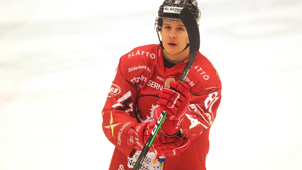 Erik Borg sätter sig på bussen för de drygt tio milen till Västervik.