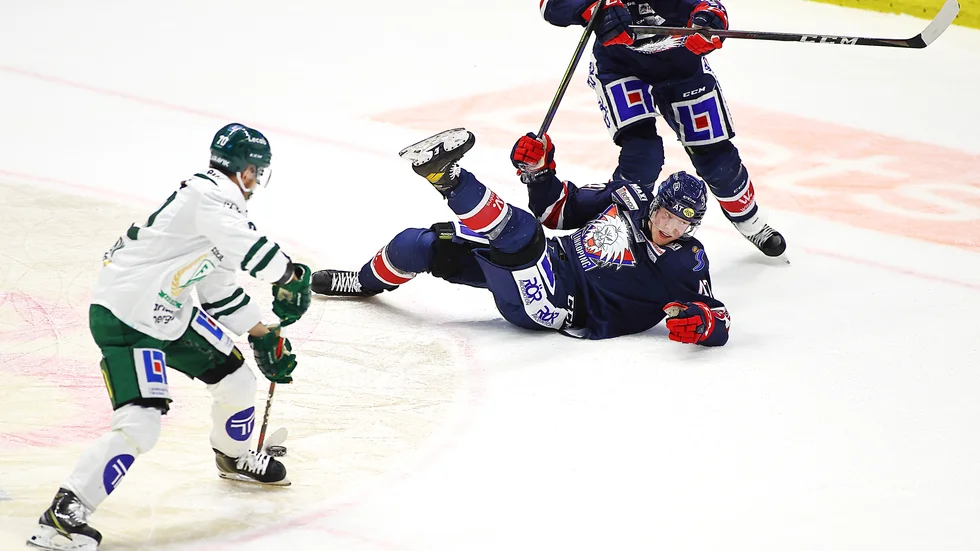 LHC:s Anton Karlsson ramlar i matchen mot Färjestad. 