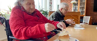 Alla är vaccinerade – de äldre firade med semla