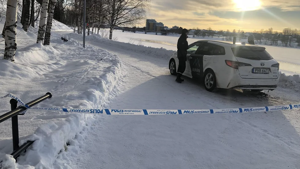 Polisen har spärrat av ett område vid strandpromenaden i Umeå efter en våldtäkt. Väktare vaktade avspärrningarna när VK besökte platsen.
