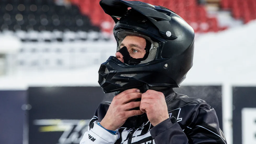 Petter Nårsa vann första racet och blev trea i det andra. Det räckte till totalseger i första SM-deltävlingen i skotercross avgjordes, lördag i Orsa. 