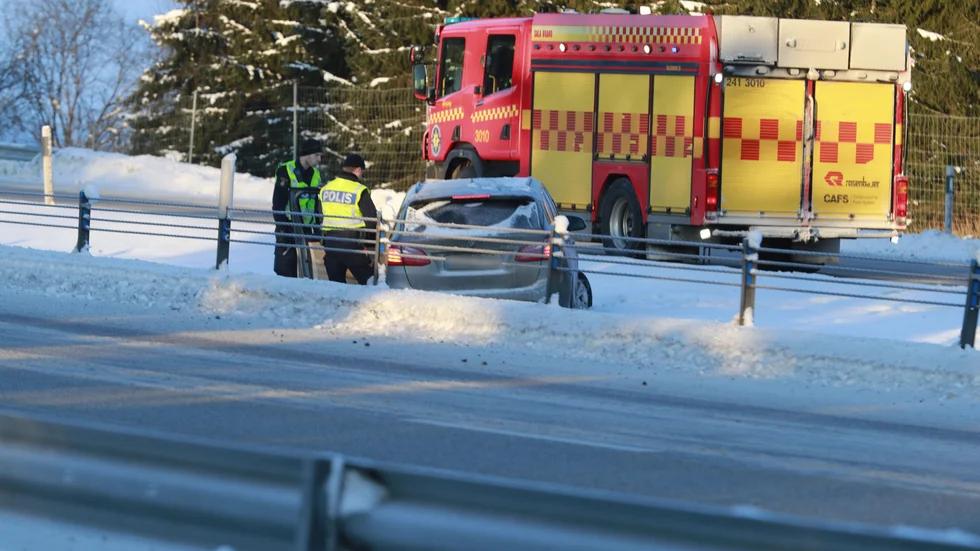 En bilist körde av vägen och hamnade i mittremsan, mellan norr- och södergående körriktning, på E4 vid Tuvelund under torsdagsmorgonen.