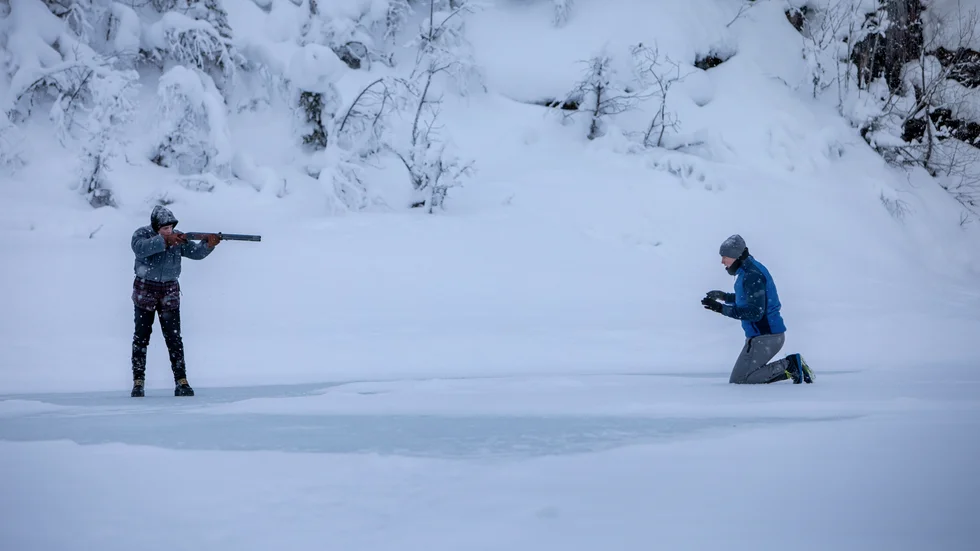 Maya Andersson, spelad av Miriam Benthe, siktar med ett vapen på Kevin Erdahl, som spelas av Oliver Dufåker, under en scen i tv-serien Björnstad som sänds på HBO Nordic. Dufåker är även hockeyspelare till vardags – i Tierp.