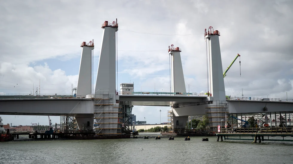 Det har vilat ett hot om byggstopp för den nya Hisingsbron i Göteborg. Men nu har en uppgörelse träffats och bygget kan fortsätta i oförminskad takt. Arkivbild.
