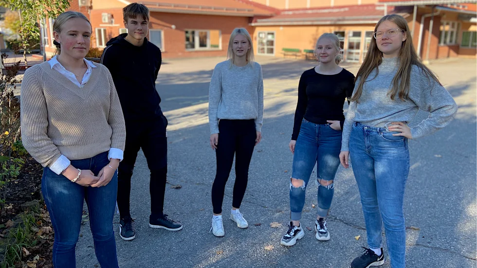 Irma Eriksson, Ludwig Åse, Fanny Bayard, Tuva Olsson Engström och Ester Granath på Fjärdhundraskolan är besvikna över att inte få komma ut på prao.